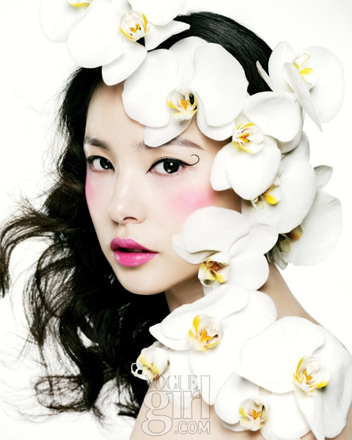 bright pink lipstick, photo from Vogue Girl Korea