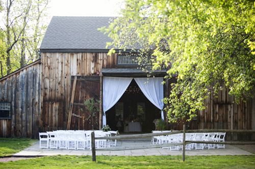 Country barn wedding with vintage travel theme - Justin and Mary Photography | Junebug Weddings