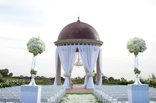 glamorous black, white and gold wedding at The resort at Pelican Hill, photo by APictureLife Photography | junebugweddings.com