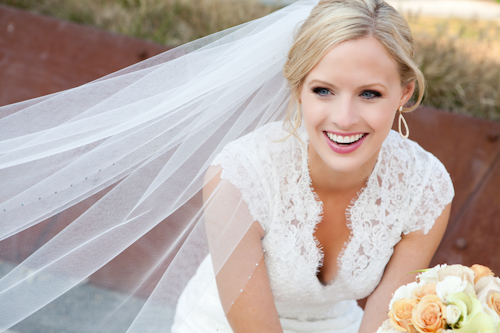 Downtown Chicago wedding at Loft on Lake - photos by Becky Brown Photography | junebugweddings.com