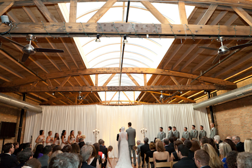 Downtown Chicago wedding at Loft on Lake - photos by Becky Brown Photography | junebugweddings.com