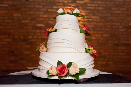 Downtown Chicago wedding at Loft on Lake - photos by Becky Brown Photography | junebugweddings.com