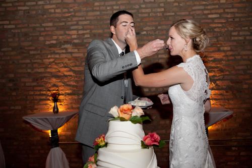 Downtown Chicago wedding at Loft on Lake - photos by Becky Brown Photography | junebugweddings.com