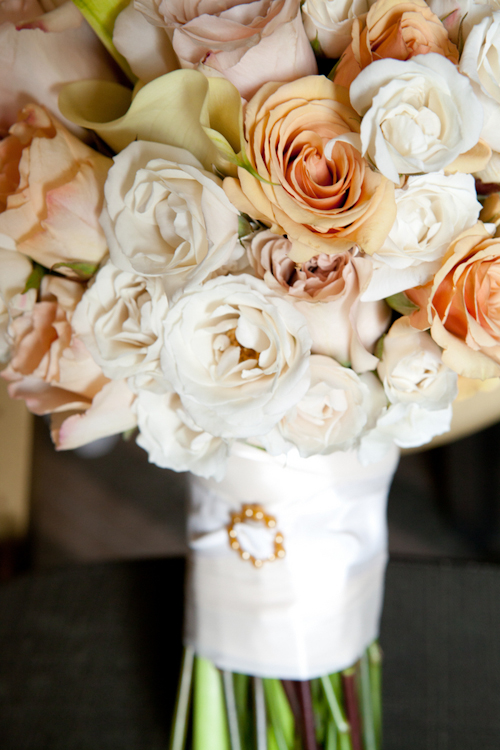 Downtown Chicago wedding at Loft on Lake - photos by Becky Brown Photography | junebugweddings.com