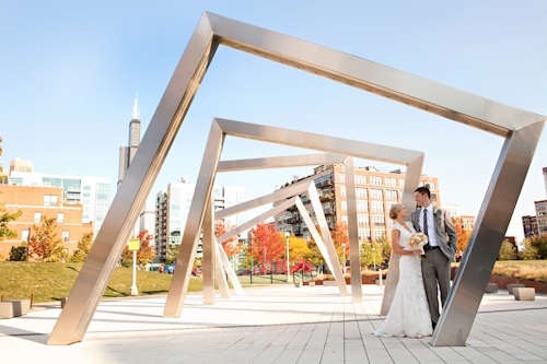 Downtown Chicago wedding at Loft on Lake - photos by Becky Brown Photography | junebugweddings.com