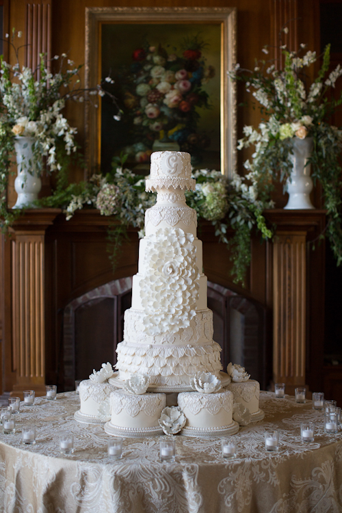 Elegant wedding at Louisiana Private Estate with photos by Courtney Dellafiora | junebugweddings.com