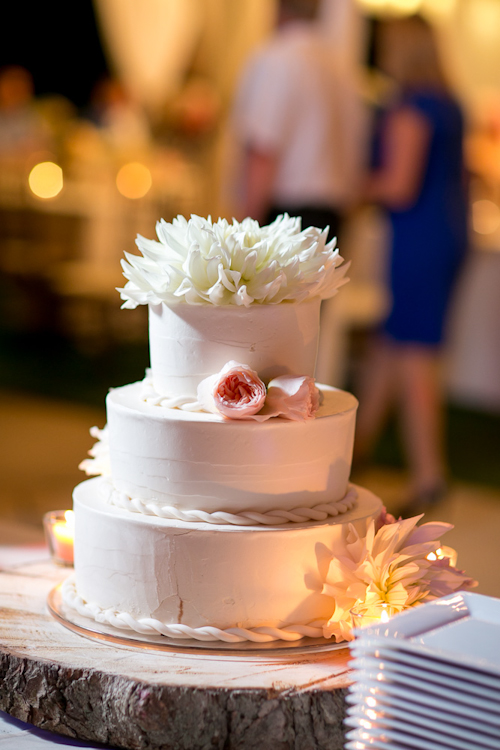 Garden Wedding at Medicine Creek Winery - photos by Jessica Hill Photography | junebugweddings.com