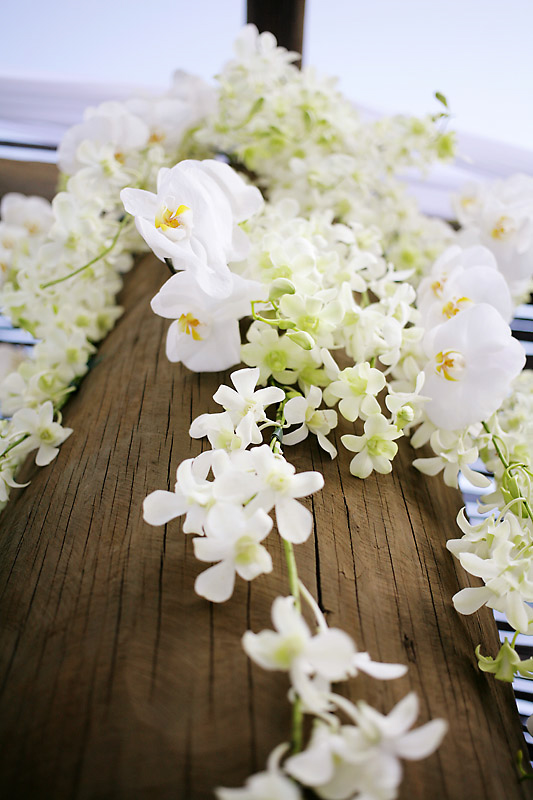 gold and white wedding and rehearsal dinner at Capella Pedregal Resort in Cabo San Lucas, photos by Chris Plus Lynn | via junebugweddings.com