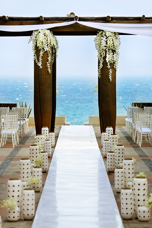 gold and white wedding and rehearsal dinner at Capella Pedregal Resort in Cabo San Lucas, photos by Chris Plus Lynn | via junebugweddings.com