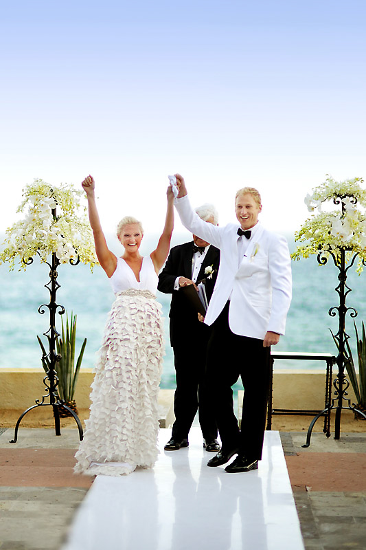 gold and white wedding and rehearsal dinner at Capella Pedregal Resort in Cabo San Lucas, photos by Chris Plus Lynn | via junebugweddings.com