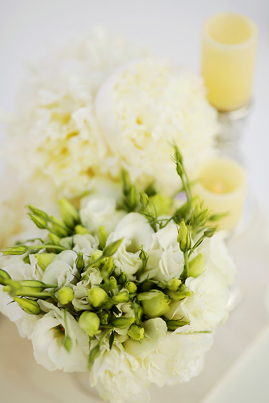 gold and white wedding and rehearsal dinner at Capella Pedregal Resort in Cabo San Lucas, photos by Chris Plus Lynn | via junebugweddings.com