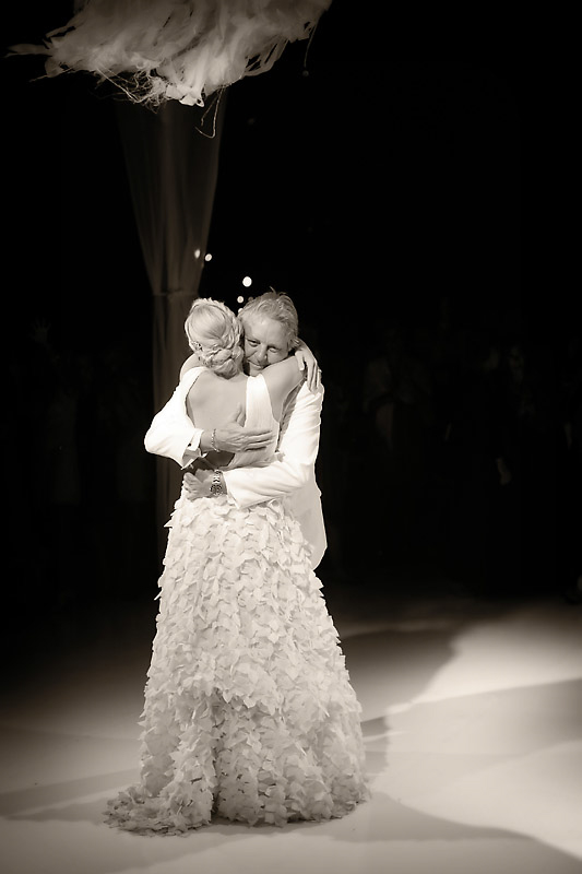 gold and white wedding and rehearsal dinner at Capella Pedregal Resort in Cabo San Lucas, photos by Chris Plus Lynn | via junebugweddings.com