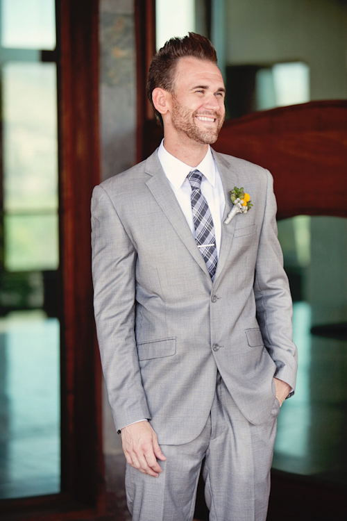 Yellow and white modern decor at Santiago Canyon Estate from April Smith & Co. Photography | junebugweddings.com