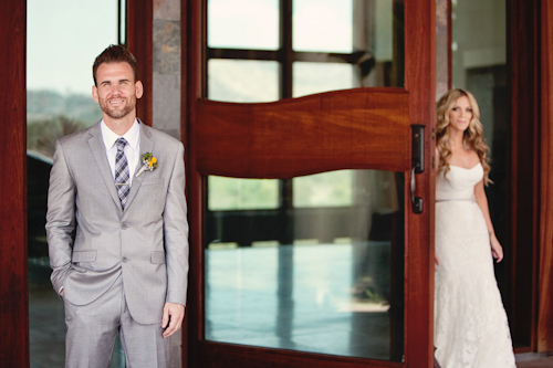 Yellow and white modern decor at Santiago Canyon Estate from April Smith & Co. Photography | junebugweddings.com