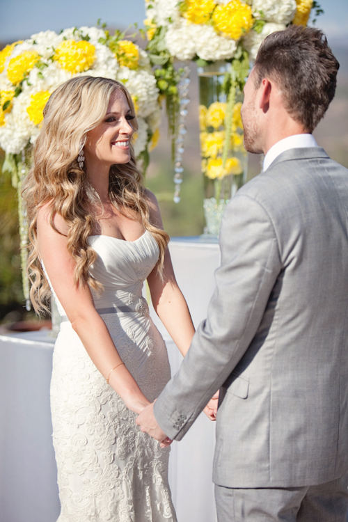 Yellow and white modern decor at Santiago Canyon Estate from April Smith & Co. Photography | junebugweddings.com