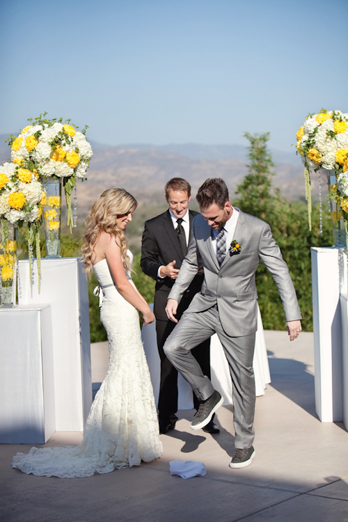 Yellow and white modern decor at Santiago Canyon Estate from April Smith & Co. Photography | junebugweddings.com
