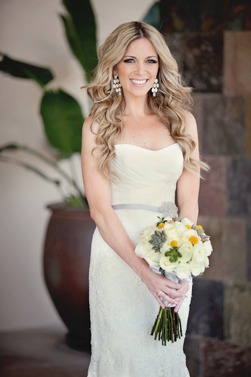 Yellow and white modern decor at Santiago Canyon Estate from April Smith & Co. Photography | junebugweddings.com