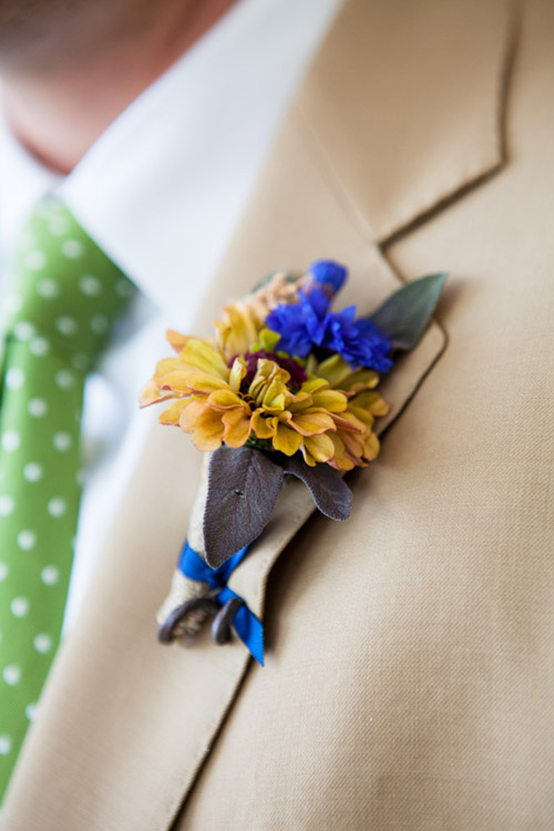 Seattle summer wedding at the Olympic Sculpture Park - photo by La Vie Photography | junebugweddings.com