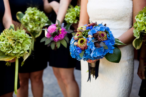 Seattle summer wedding at the Olympic Sculpture Park - photo by La Vie Photography | junebugweddings.com