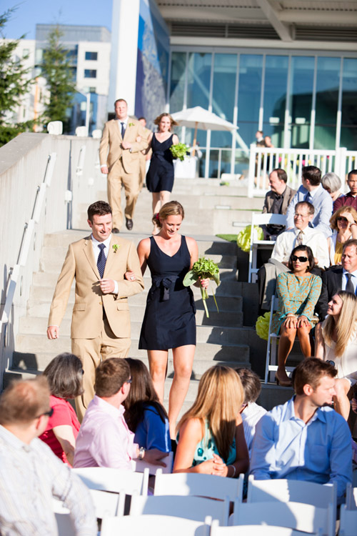 Seattle summer wedding at the Olympic Sculpture Park - photo by La Vie Photography | junebugweddings.com