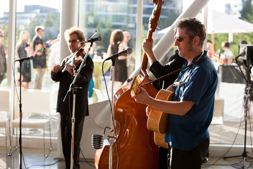 Seattle summer wedding at the Olympic Sculpture Park - photo by La Vie Photography | junebugweddings.com