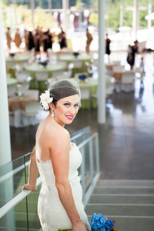 Seattle summer wedding at the Olympic Sculpture Park - photo by La Vie Photography | junebugweddings.com