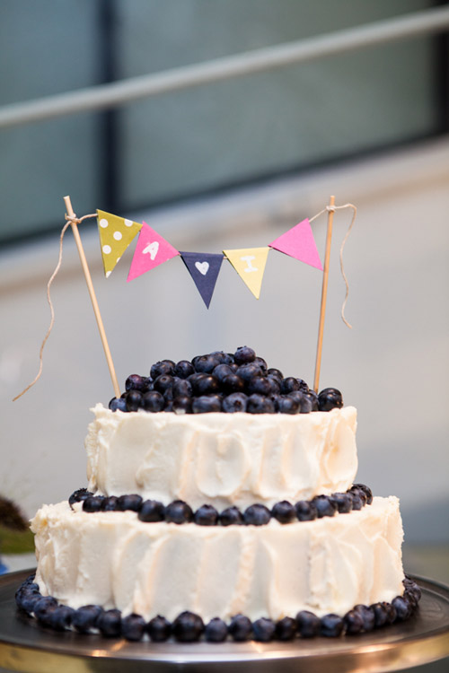 Seattle summer wedding at the Olympic Sculpture Park - photo by La Vie Photography | junebugweddings.com