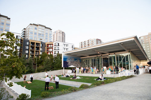 Seattle summer wedding at the Olympic Sculpture Park - photo by La Vie Photography | junebugweddings.com