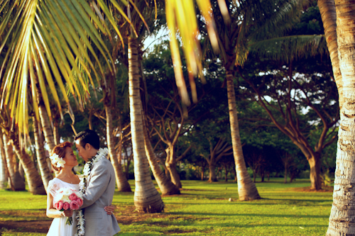 Tropical destination wedding at Olowalu Plantation House in Olowalu, Hawaii - photos by Anna Kim Photography | junebugweddings.com