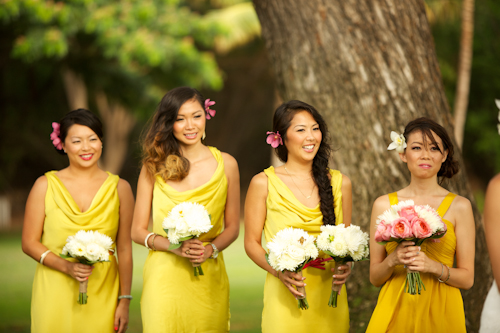 Tropical destination wedding at Olowalu Plantation House in Olowalu, Hawaii - photos by Anna Kim Photography | junebugweddings.com