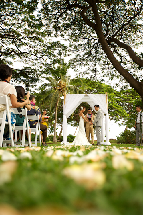 Tropical destination wedding at Olowalu Plantation House in Olowalu, Hawaii - photos by Anna Kim Photography | junebugweddings.com