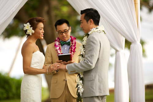 Tropical destination wedding at Olowalu Plantation House in Olowalu, Hawaii - photos by Anna Kim Photography | junebugweddings.com