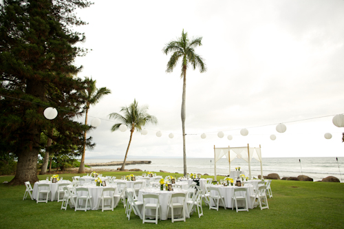 Tropical destination wedding at Olowalu Plantation House in Olowalu, Hawaii - photos by Anna Kim Photography | junebugweddings.com