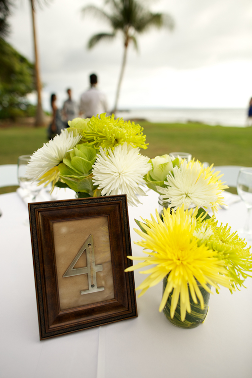 Tropical destination wedding at Olowalu Plantation House in Olowalu, Hawaii - photos by Anna Kim Photography | junebugweddings.com