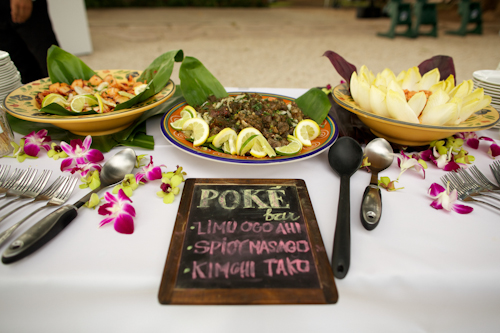 Tropical destination wedding at Olowalu Plantation House in Olowalu, Hawaii - photos by Anna Kim Photography | junebugweddings.com