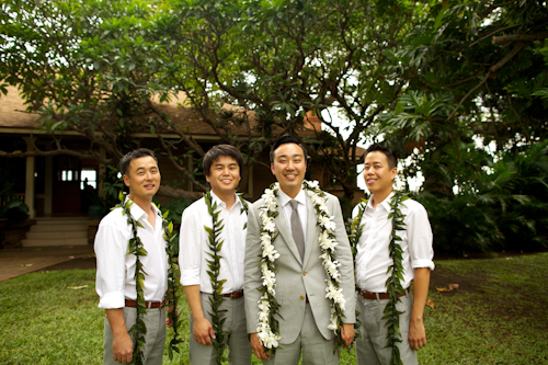 Tropical destination wedding at Olowalu Plantation House in Olowalu, Hawaii - photos by Anna Kim Photography | junebugweddings.com