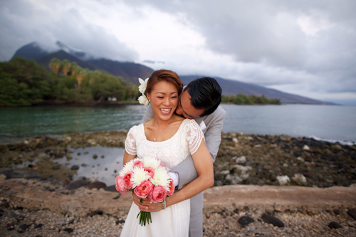 Tropical destination wedding at Olowalu Plantation House in Olowalu, Hawaii - photos by Anna Kim Photography | junebugweddings.com