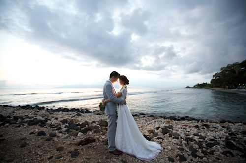 Tropical destination wedding at Olowalu Plantation House in Olowalu, Hawaii - photos by Anna Kim Photography | junebugweddings.com