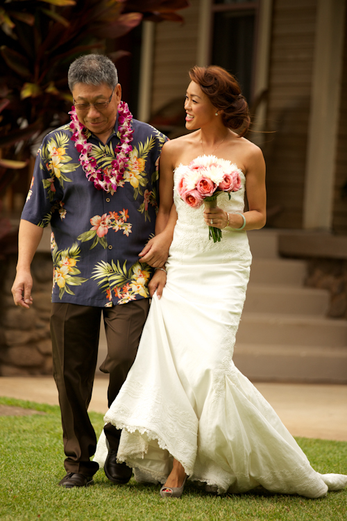 Tropical destination wedding at Olowalu Plantation House in Olowalu, Hawaii - photos by Anna Kim Photography | junebugweddings.com