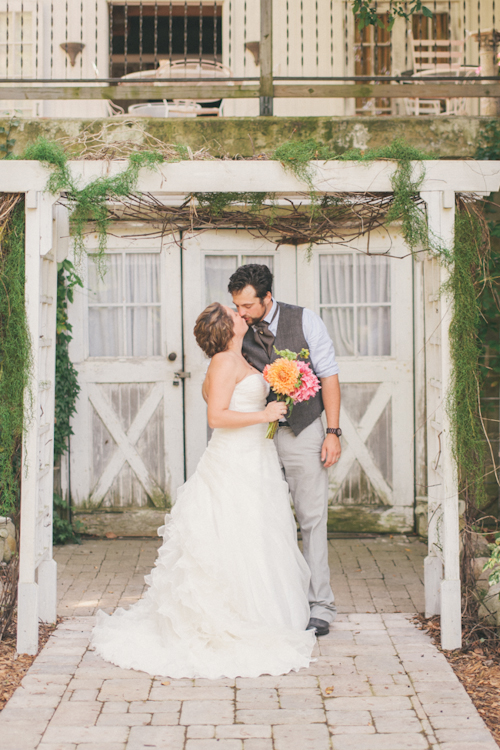 vintage inspired wedding at Blue Dress Barn in Michigan, with photos by Heather Jowett Photography | junebugweddings.com