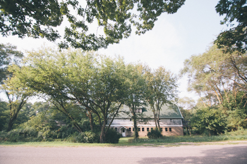 vintage inspired wedding at Blue Dress Barn in Michigan, with photos by Heather Jowett Photography | junebugweddings.com