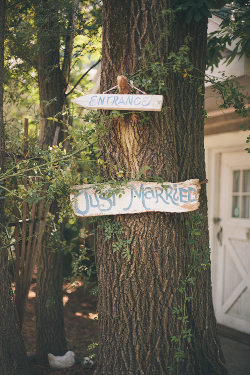 vintage inspired wedding at Blue Dress Barn in Michigan, with photos by Heather Jowett Photography | junebugweddings.com