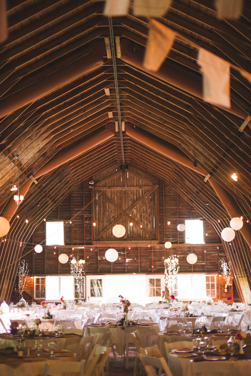 vintage inspired wedding at Blue Dress Barn in Michigan, with photos by Heather Jowett Photography | junebugweddings.com