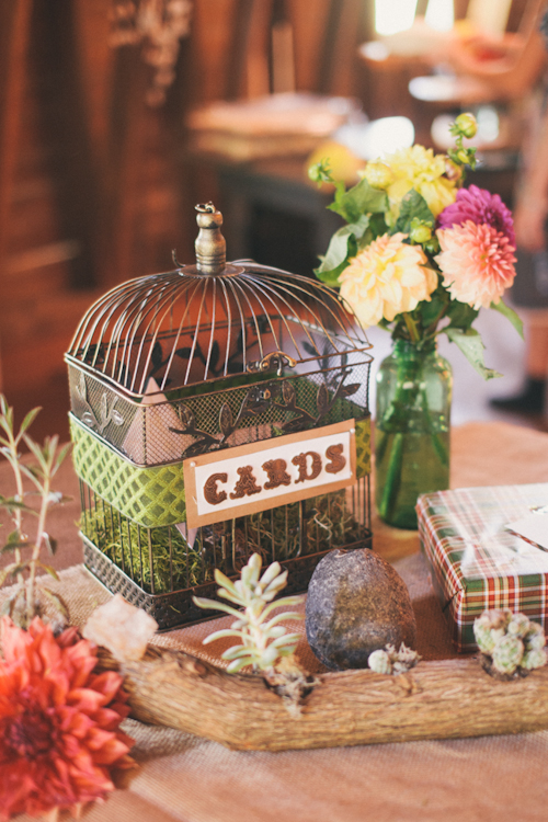 vintage inspired wedding at Blue Dress Barn in Michigan, with photos by Heather Jowett Photography | junebugweddings.com