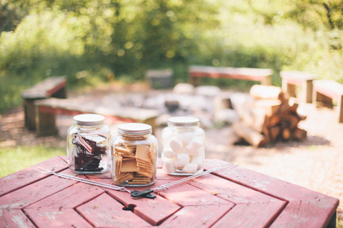 vintage inspired wedding at Blue Dress Barn in Michigan, with photos by Heather Jowett Photography | junebugweddings.com