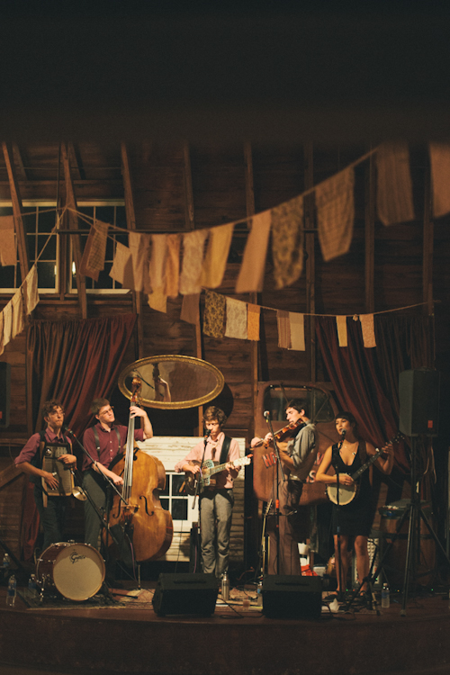 vintage inspired wedding at Blue Dress Barn in Michigan, with photos by Heather Jowett Photography | junebugweddings.com