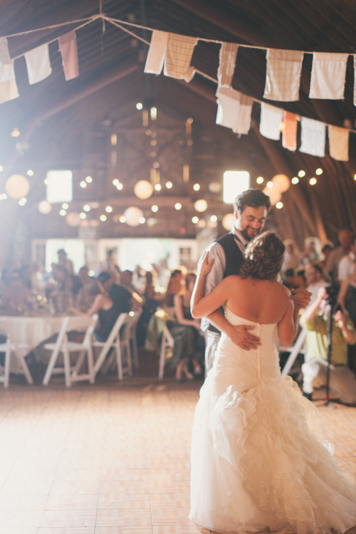 vintage inspired wedding at Blue Dress Barn in Michigan, with photos by Heather Jowett Photography | junebugweddings.com