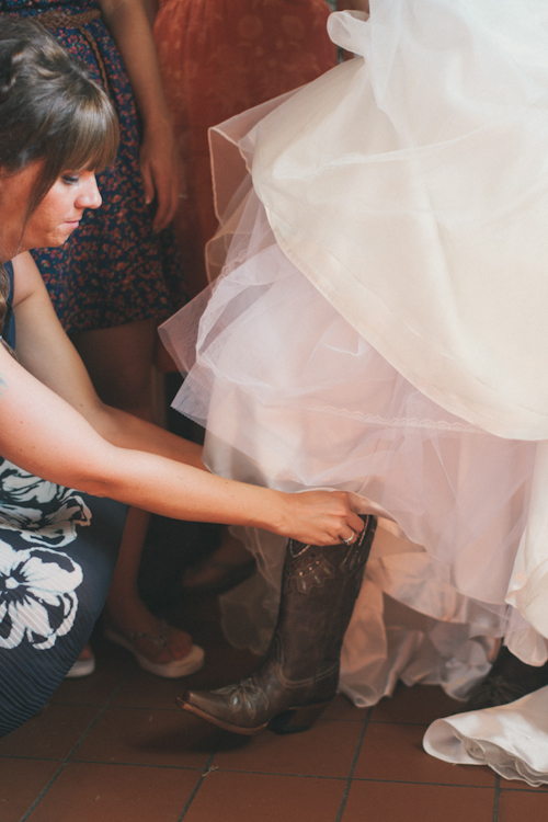 vintage inspired wedding at Blue Dress Barn in Michigan, with photos by Heather Jowett Photography | junebugweddings.com