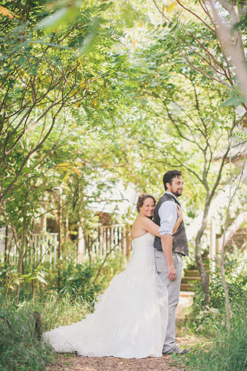 vintage inspired wedding at Blue Dress Barn in Michigan, with photos by Heather Jowett Photography | junebugweddings.com