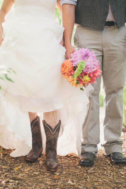 vintage inspired wedding at Blue Dress Barn in Michigan, with photos by Heather Jowett Photography | junebugweddings.com